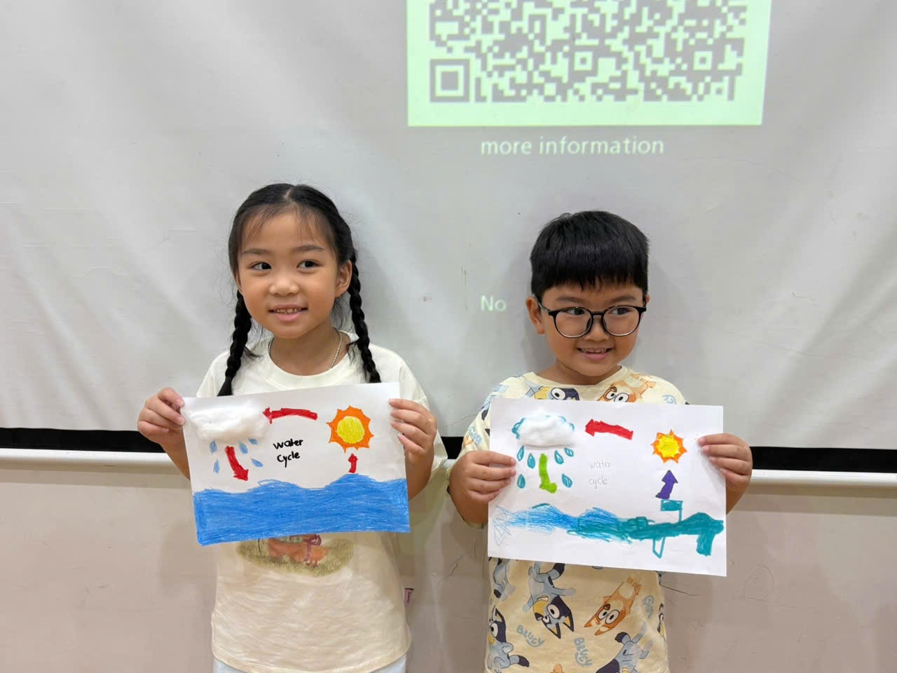 Hai bé Movers Smile English cầm tranh Water Cycle tự vẽ